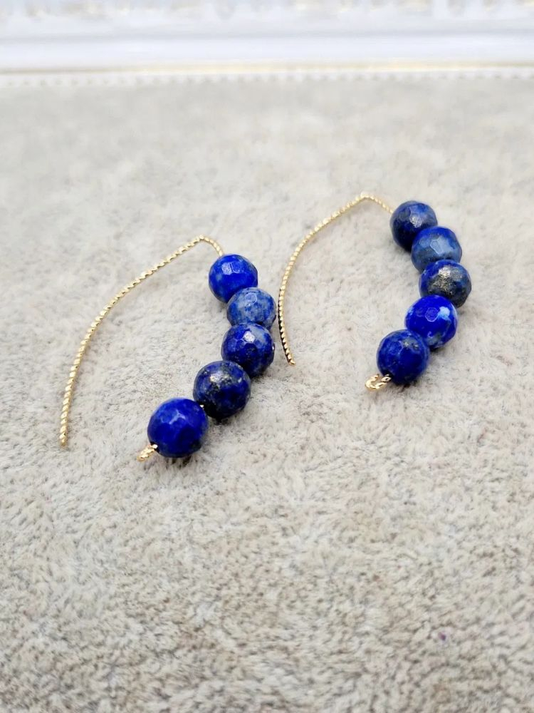 Cercei realizati din sfere de Lapis lazuli și sârmă de cupru placată cu aur 14k. [2]