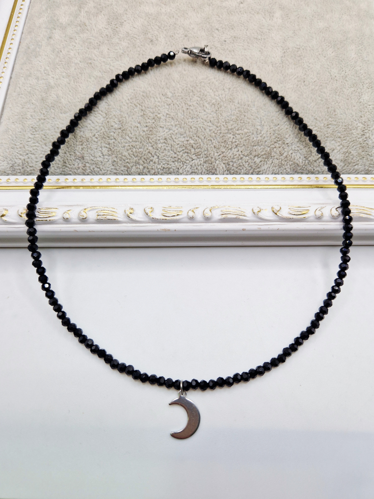 Colier la baza gatului (choker) realizat din cristale negre si semiluna din otel inoxidabil. Inchizatoare inoxidabila. [2]