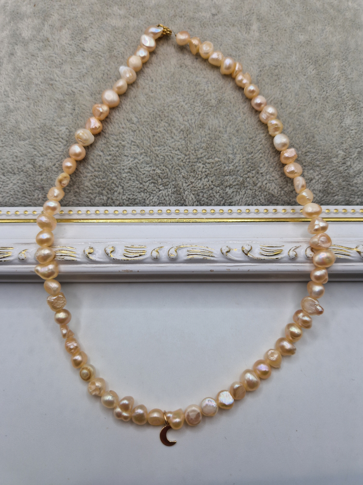 Colier realizat din perle naturale de culoare roz somon si charm semiluna din aur filat de 14k. Inchidere din otel inoxidabil auriu. [2]