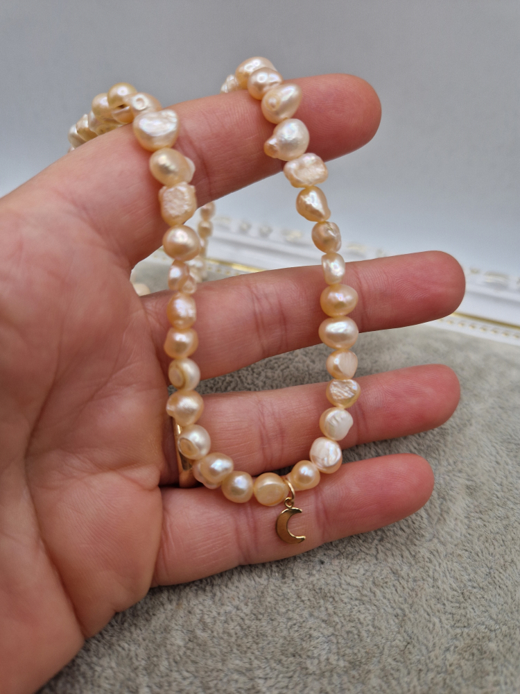 Colier realizat din perle naturale de culoare roz somon si charm semiluna din aur filat de 14k. Inchidere din otel inoxidabil auriu. [3]