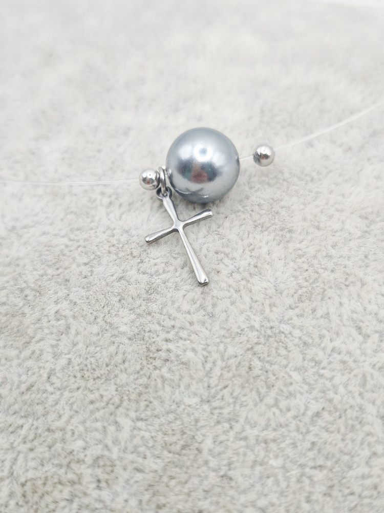 Colier la baza gatului realizat cu o feerinca perla Mallorca si elemente din argint si otel inoxidabil. [3]