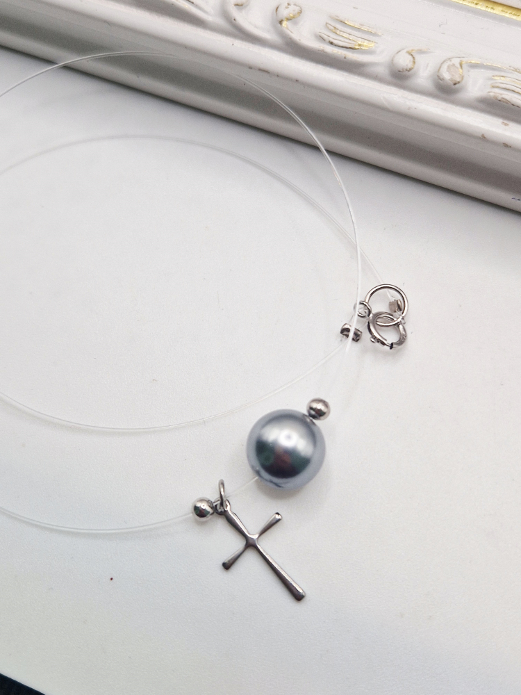 Colier la baza gatului realizat cu o feerinca perla Mallorca si elemente din argint si otel inoxidabil. [2]