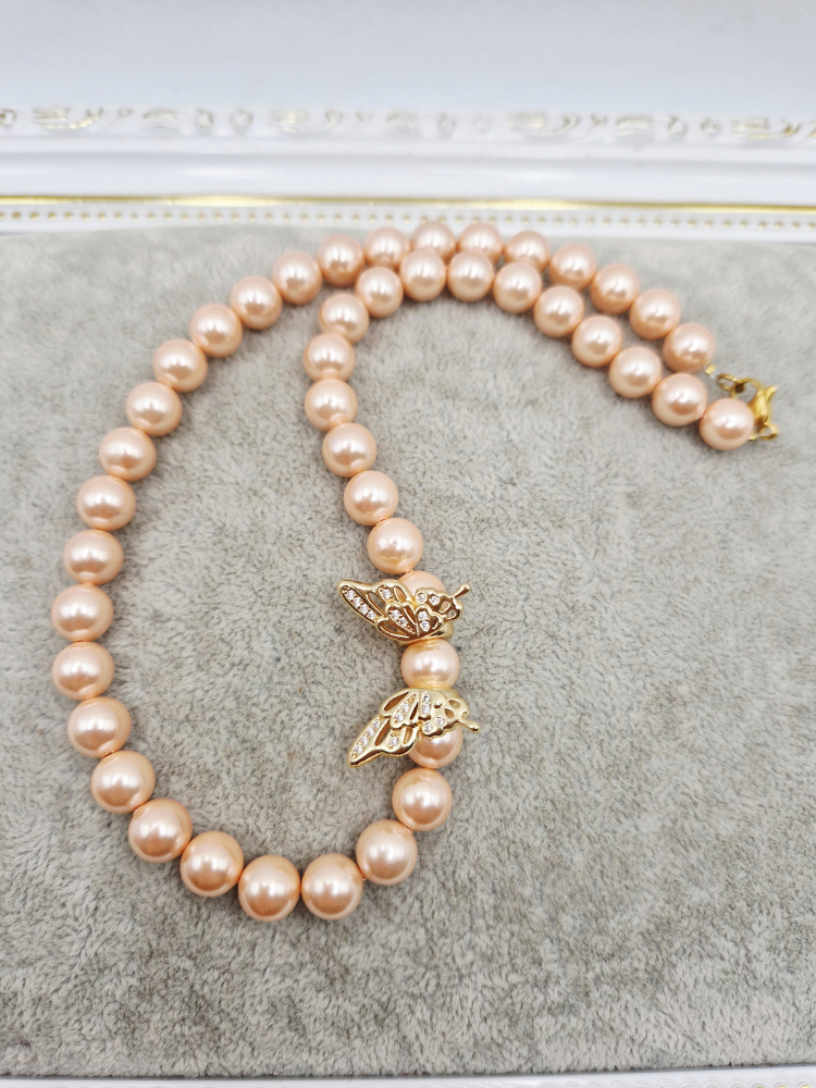 Choker din perle tip Mallorca roz somon si Fluture placat cu aur 18k. Inchizatoare inoxidabila. [2]