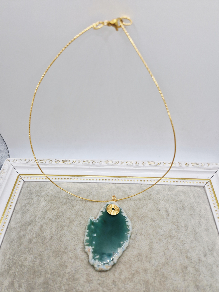 Colier realizat din agata verde, mare, si sarma de modelaj placata cu aur. [2]