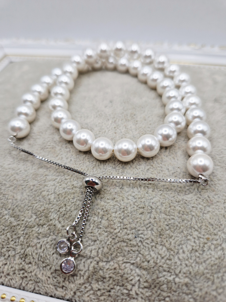 Un elegant colier realizat din Perle tip Mallorca albe de 8mm si inchizatoare reglabila care se potriveste unui catel de talie medie. Lungime 37cm, reglabila. [3]