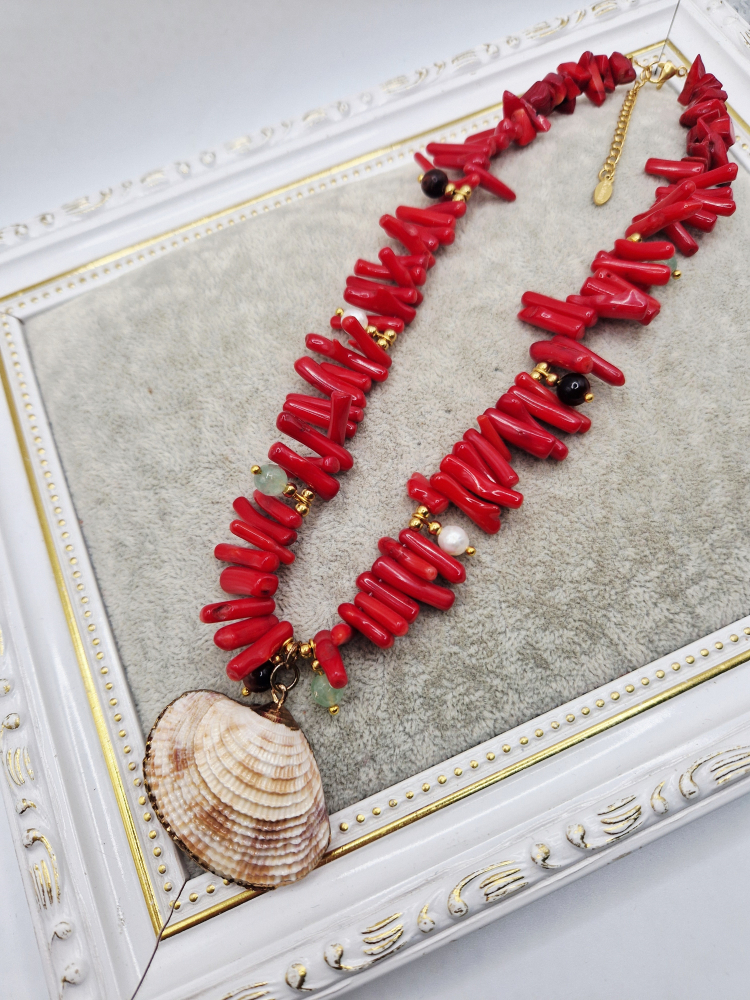 Colier spectaculos realizat din Coral gherute si Scoica cu marginea aurie. [3]