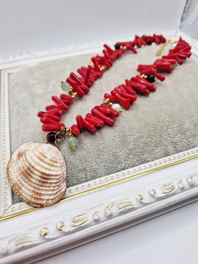 Colier spectaculos realizat din Coral gherute si Scoica cu marginea aurie. [2]