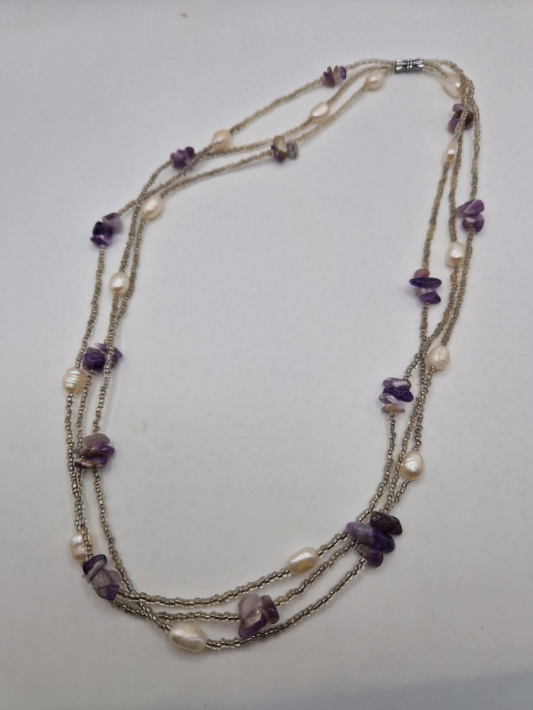 Colier realizat pe 3 fire din margele cu Perle naturale si Ametist chipsuri. Inchidere din otel inoxidabil argintiu. Lungime 55 cm Perla 8x6mm [3]