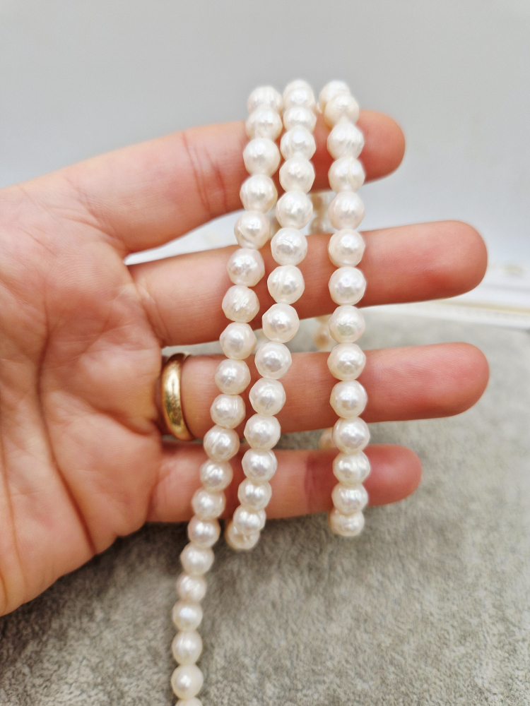 Colier realizat din perle naturale (de cultura) sculptate. Inchizatoare din otel inoxidabil. [2]