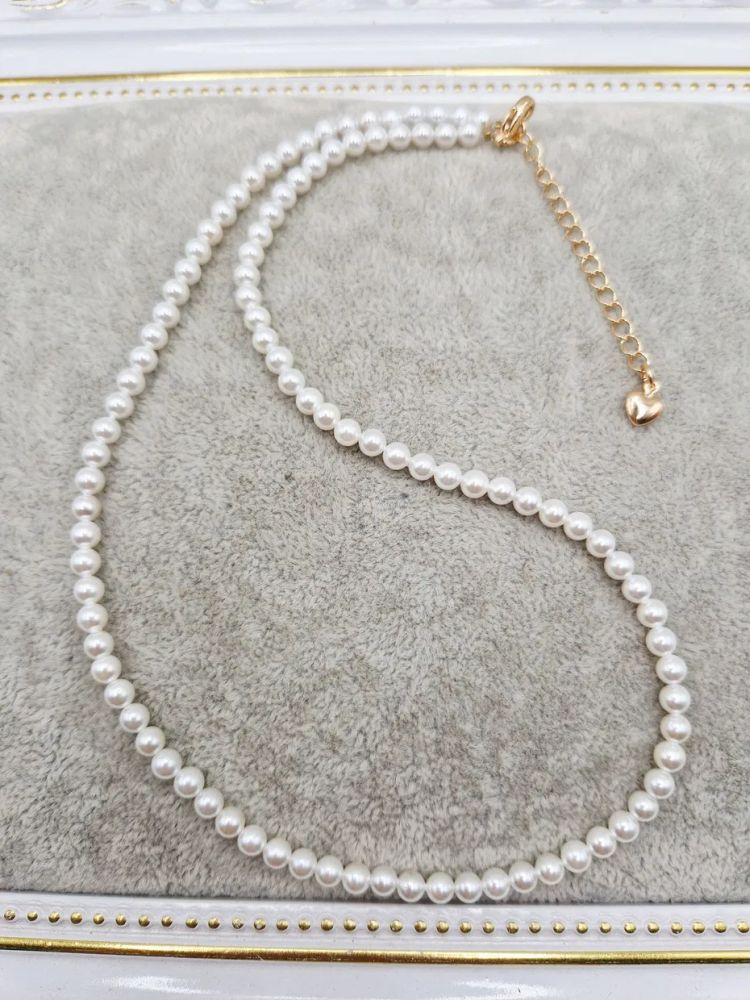 Colier delicat din Perle tip Mallorca de mici dimensiuni și închidere din cupru placat cu aur 14k. [2]