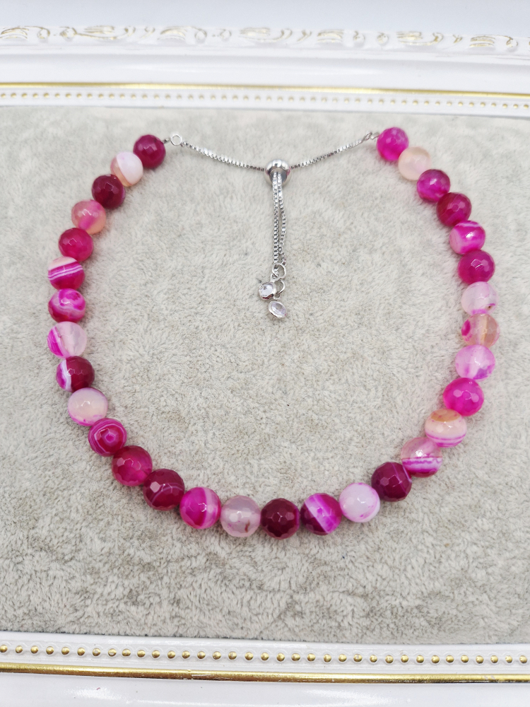 Set alcatuit din Colier realizat din Agate fucsia si inchizatoare reglabila care se potriveste unui catel de talie mica si Bratara pe elastic asortata pentru stapana catelului. [2]