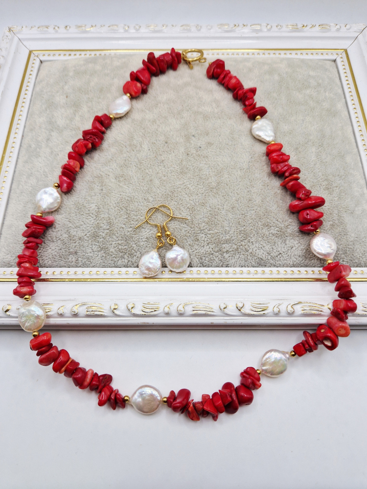 Set alcatuit din Colier si Cercei realizati din Coral rosu chipsuri si Perle naturale banut de categorie AB (mici imperfectiuni). Inchizatoarea si tortitele sunt din otel inoxidabil auriu. Lungime colier 51cm. Perla banut de 13mm. [3]