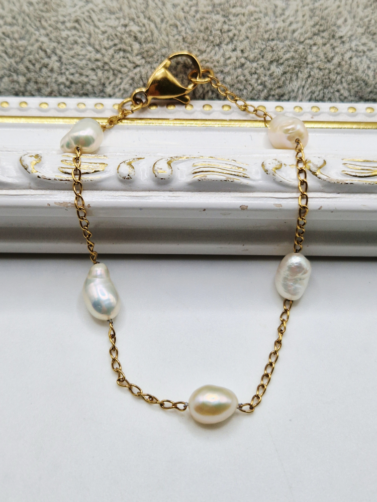 Set alcatuit din colier, bratara si cercei din perle de cultura (naturale) si otel inoxidabil auriu.  Dimensiune perla 9x7mm. [3]