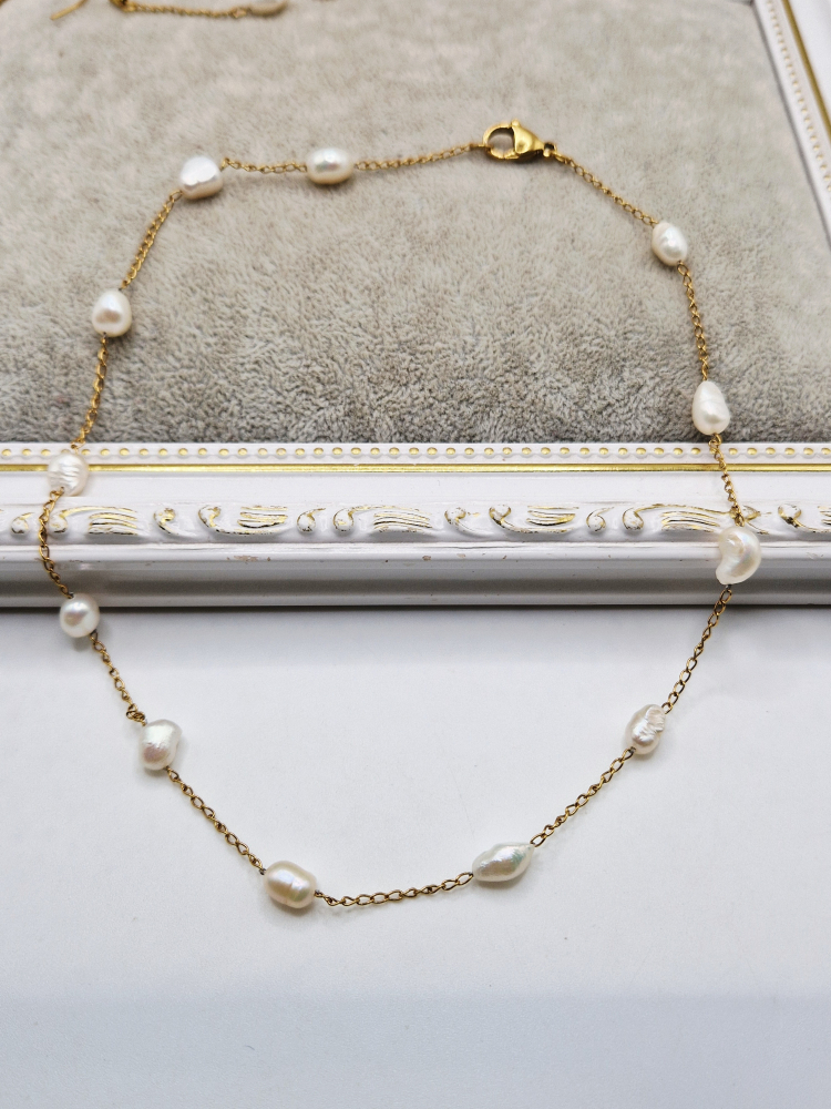 Set alcatuit din colier, bratara si cercei din perle de cultura (naturale) si otel inoxidabil auriu.  Dimensiune perla 9x7mm. [4]