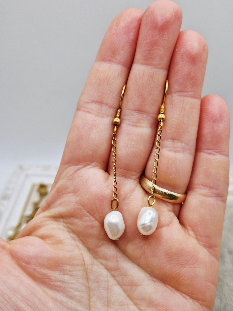 Set alcatuit din colier, bratara si cercei din perle de cultura (naturale) si otel inoxidabil auriu.  Dimensiune perla 9x7mm. [5]