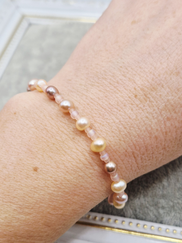 Set alcătuit din perle naturale în nuanțe de lila și roz somon, completat cu mărgele Miyuki de culoare roz [3]