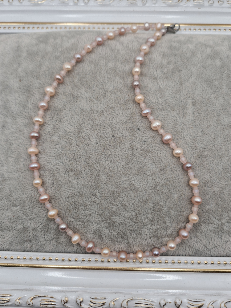 Set alcătuit din perle naturale în nuanțe de lila și roz somon, completat cu mărgele Miyuki de culoare roz [5]