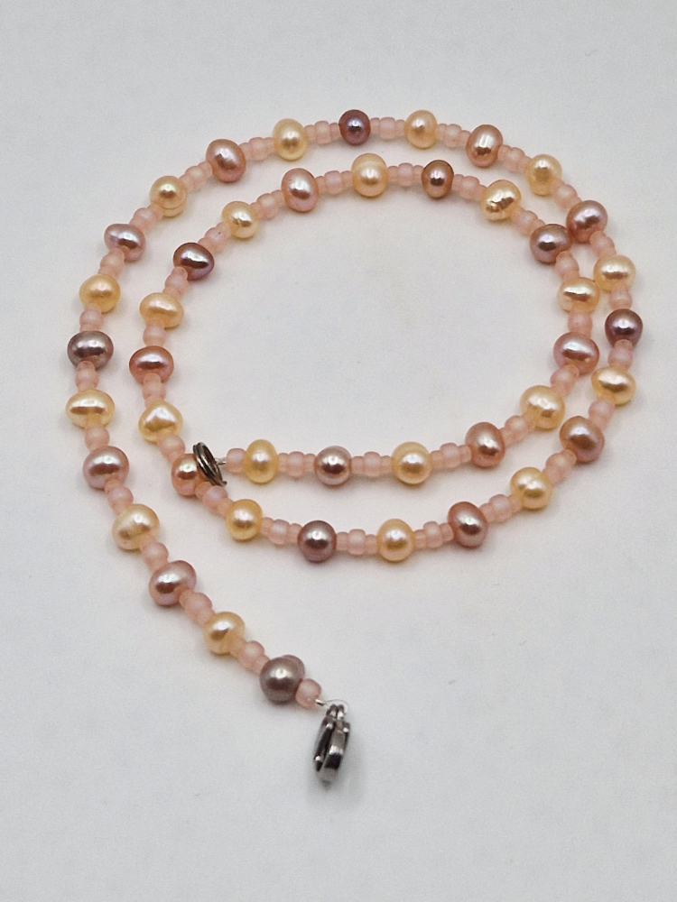 Set alcătuit din perle naturale în nuanțe de lila și roz somon, completat cu mărgele Miyuki de culoare roz [4]