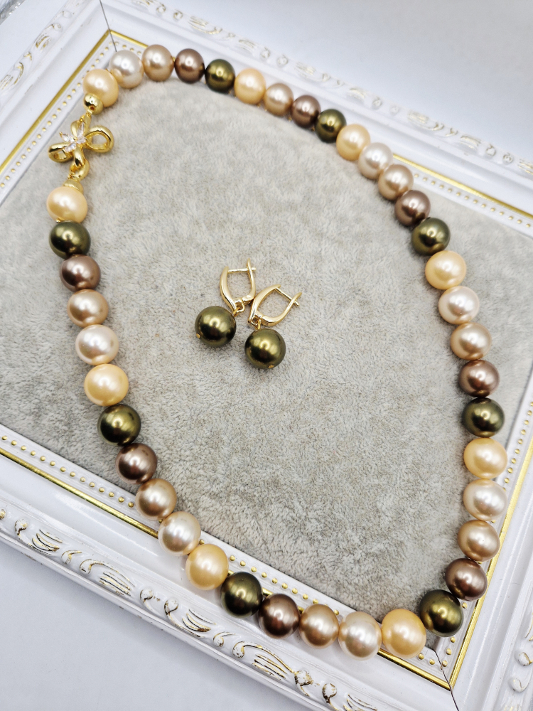 Set alcatuit din Colier si Cercei, realizat din Perle tip Mallorca multicolore (nuante de auriu, maro si kaki) si inchizatoare cubic zirconia. [4]