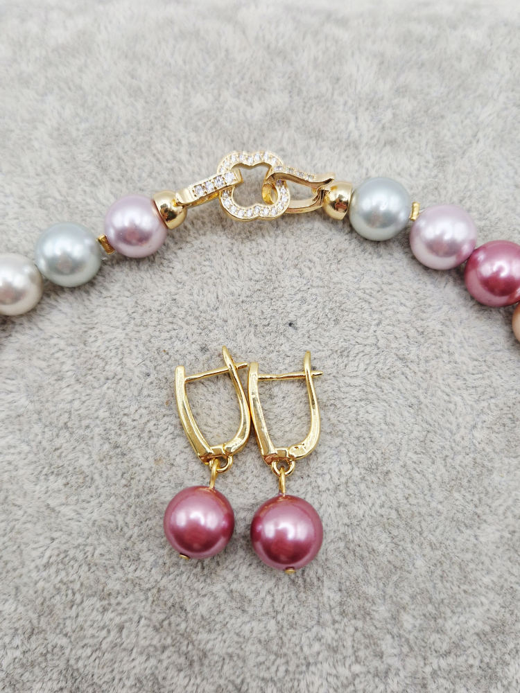 Set alcatuit din Colier si Cercei, realizat din perle tip Mallorca lila si cubic zirconia. [2]