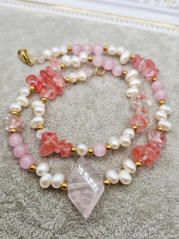 Colier jucaus din perle bob de orez, cuart roz si ochi de pisica roz. Inchizatoare inoxidabila aurie. [3]