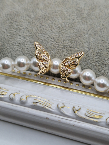 Colier realizat din Perle tip Mallorca albe si charm cubic zirconia sub forma de fluture. Inchidere din cupru placat cu aur 14k. [3]