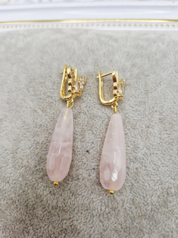 BIJUTERII HANDMADE - Cercei opulenti realizati din picatura de Cuart roz si tortite placate cu aur. Nu oxideaza, nu sunt alergici