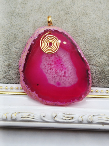 PANDANTIVE - Pandantiv din Agata fucsia cu anou si orificiu de 5mm.