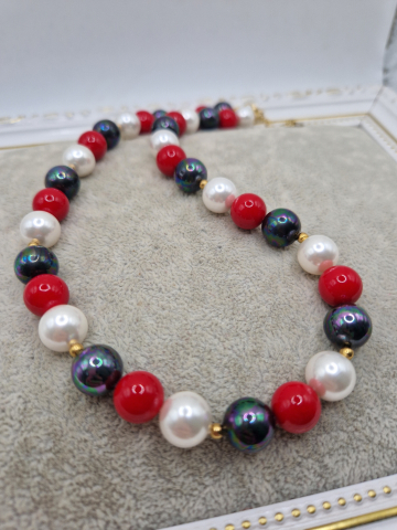 Colier realizat din Perle tip Mallorca in culorile: rosu, alb si negru. Inchizatoare din otel inoxidabil auriu. [1]