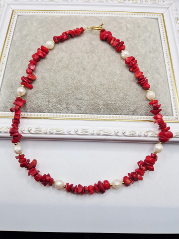 Colier realizat din Coral rosu chipsuri si Perle naturale sferice sculptate. Inchizatoarea este din otel inoxidabil auriu. [1]
