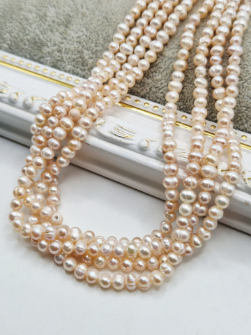 Perle - Perla naturala 3x4.3mm cu o usoara nuanta de roz-somon.