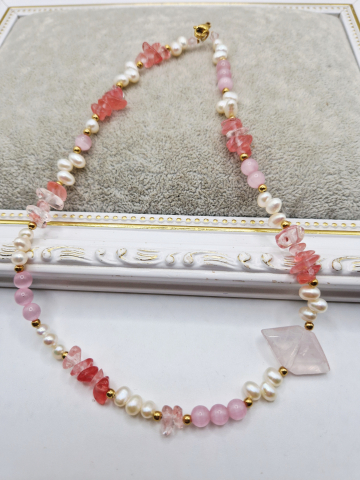 Coliere - Colier jucaus din perle bob de orez, cuart roz si ochi de pisica roz. Inchizatoare inoxidabila aurie.