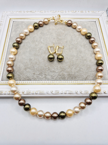 Set alcatuit din Colier si Cercei, realizat din Perle tip Mallorca multicolore (nuante de auriu, maro si kaki) si inchizatoare cubic zirconia. [0]