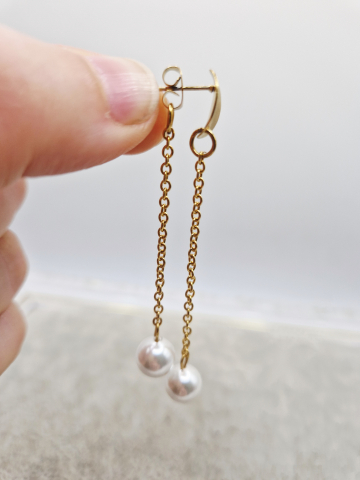 Cercei - Cercei eleganti si lungi, realizati din perle tip Mallorca albe si elemente din inox auriu.