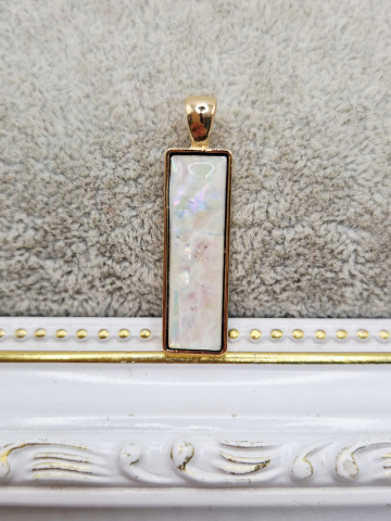 PANDANTIVE - Pandantiv in rama aurie din opalit alb cu anou. Dimensiune fara anou 30x10mm