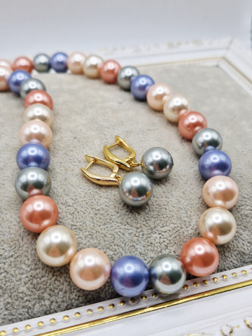 Set alcatuit din Colier si Cercei, realizat din perle tip Mallorca mari si cubic zirconia. Inchizatoare si tortite cubic zirconia, nu oxideaza. [2]