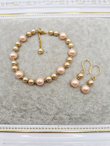 BIJUTERII HANDMADE - Set alcatuit din Bratara si Cercei din Perle tip Mallorca in nuante de auriu si roz somon. Sferele mici distantiere sunt din hematit auriu de 2mm.