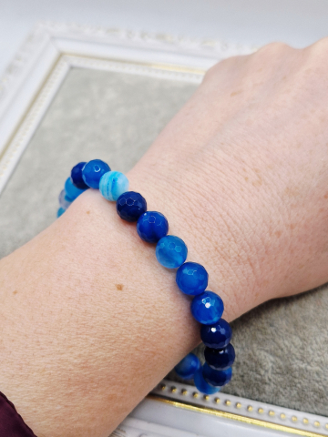 Set alcatuit din Colier realizat din Agate albastre si inchizatoare reglabila care se potriveste unui catel de talie mica si Bratara pe elastic asortata pentru stapana catelului. [3]