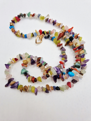 Colier din mixt de pietre semiprețioase, cu închizătoare din aliaj auriu. [3]