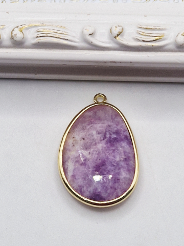 PANDANTIVE - Pandantiv petala ametist lavanda, fatetat, in rama aurie Dimensiune cu agatatoare 32x21mm.