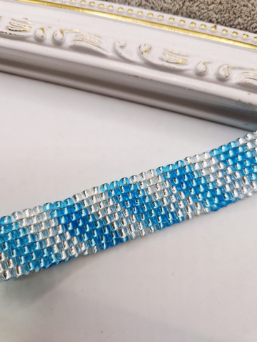 Brățări - Bratara eleganta realizata din margele calitative, toho de 3mm, de culoare bleu cu argintiu. Realizata in degrade.