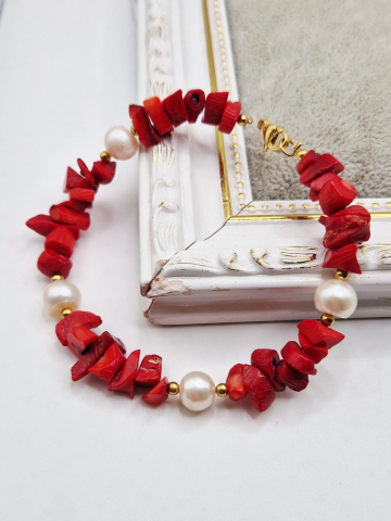 Bratara realizata din Perle naturale albe si Coral. Inchizatoare din otel inoxidabil auriu.