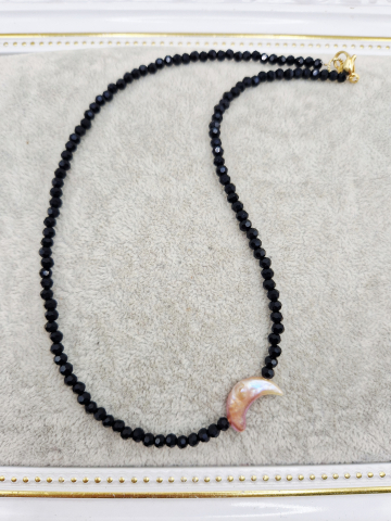 Choker / Cristale / Perla naturala semiluna Colier la baza gatului realizat din cristale negre si perla naturala sub forma de semiluna. [1]