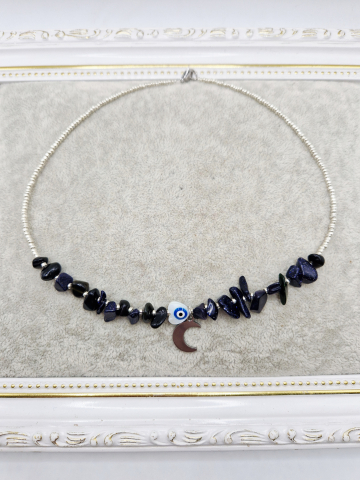 Coliere - Colier la baza gatului (choker) realizat din margele argintii, piatra Goldsone albastru si ochisor inima din sidef cu semiluna din otel inoxidabil argintiu.