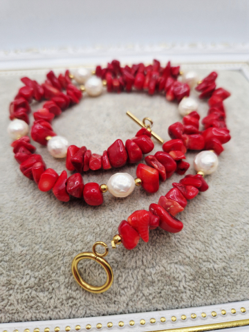 Coliere - Colier realizat din Coral rosu chipsuri si Perle naturale sferice sculptate. Inchizatoarea este din otel inoxidabil auriu.