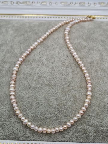 Colier la baza gatului realizat din perle minimaliste de 3x4mm si otel inoxidabil auriu. [1]