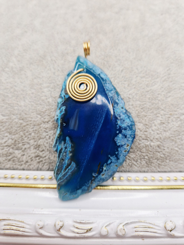 PANDANTIVE - Pandantiv din Agata albastra cu anou si orificiu de 5mm.