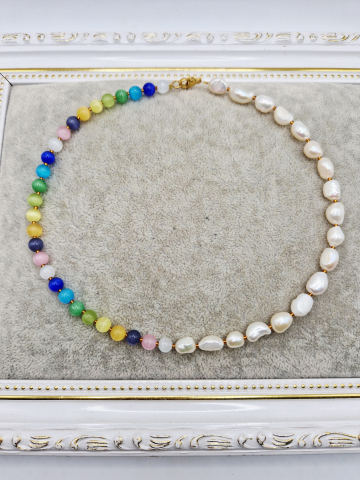 Colier delicat la baza gatului (choker) realizat din perle baroc naturale si ochi de pisica in diferite culori. [1]