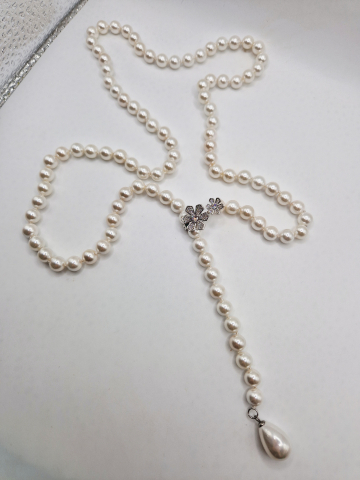 BIJUTERII HANDMADE - Colier delicat și lung din Perle tip Mallorca albe. Broșă argintie, poate fi fixată oriunde pe lungimea colierului.