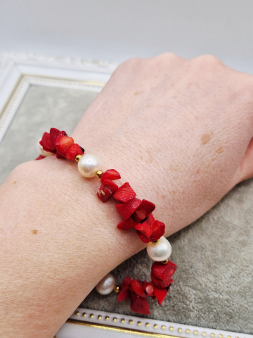 Bratara realizata din Perle naturale albe si Coral. Inchizatoare din otel inoxidabil auriu. [1]
